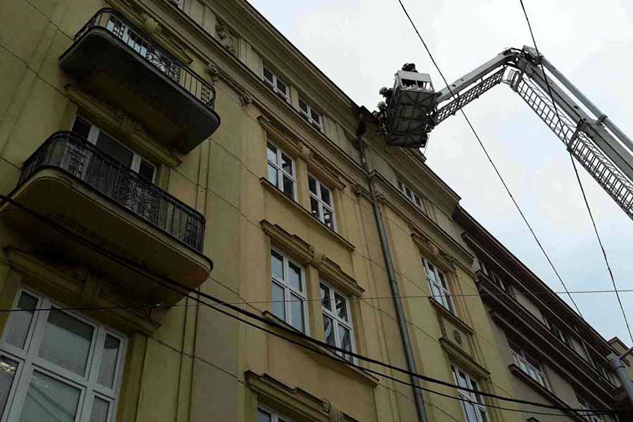 V centru Olomouce ráno spadla část fasády