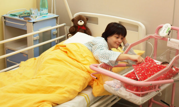 Maminkám po císařském řezu nemocnice nabízí pohybovou terapii