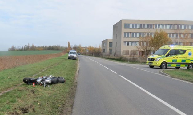 Auto vytlačilo motorku ze silnice