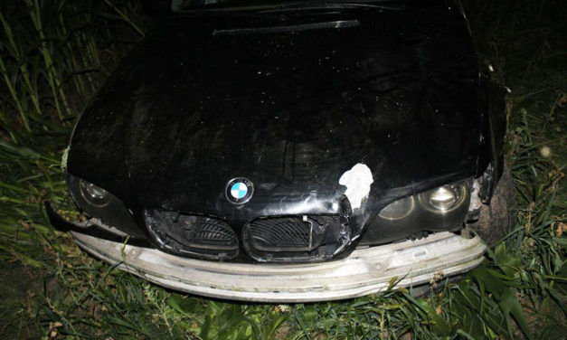 Opilý řidič skončil s autem v kukuřici
