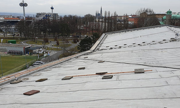 Olomoucký bazén je mimo provoz, vítr poškodil střechu